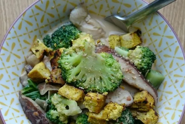 Recette du Curry thaï de brocoli, kale et champignons shiitakes au tofu
