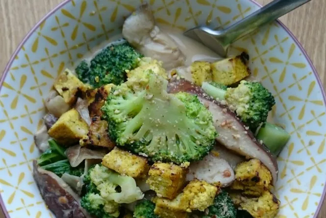 Recette du Curry thaï de brocoli, kale et champignons shiitakes au tofu